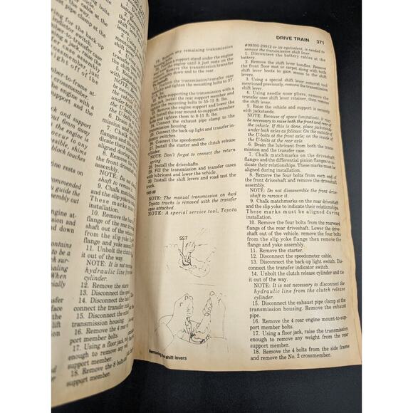 Chilton's Repair Manual Book Toyota Trucks 1970-88 Part No. 7035 4WD Diesel READ - Picture 7 of 13